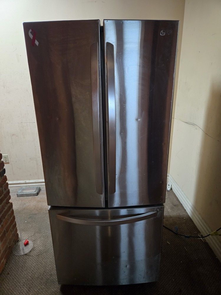 LG STAINLESS STEEL REFRIGERATOR WITH ICE MAKER