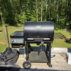 Oklahoma Joe's Rider DLX Pellet Grill / Smoker with Cover And 3 Full 20lb Bags Of Pellets