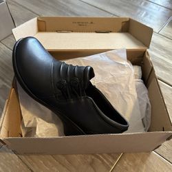 Brand New Clarks Women Size 6