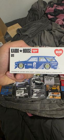 Mini GT Datsun 510 Wagon Chase