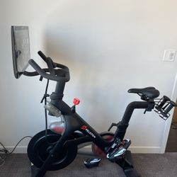Peloton Bike Includes 3lbs Weights And Size 9 Shoes 