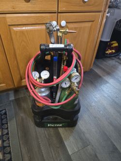 Victor oxygen/ acetylene metal brazing and cutting system with tanks and extra tips and 2 packs of brazing rods