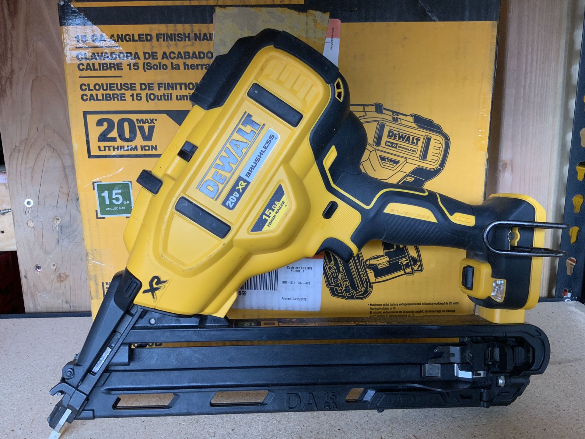 Brad Nailer Kit Dewalt 15 Ga Cordless Nailer DEWALT 20V MAX XR