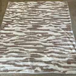 New Beautiful Fluffy Faux Fur Throw Blanket Beige And White. Ultra Soft 