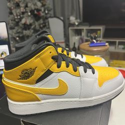 Nike Air Jordan 1 Mid GS University Gold Size 5Y 554725-170