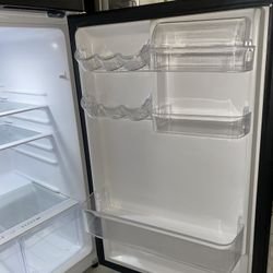 Magic Chef 10.1-cu. ft. Refrigerator with Top Freezer in Platinum Steel
