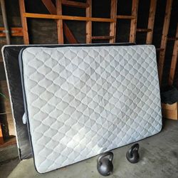 Queen Mattress (READ DESCRIPTION)