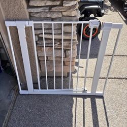 Wide Pet Gate / Baby Gate - Fits Openings 29” - 38”