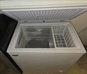 5.0 cubic feet compact white deep chest freezer with adjustable thermostat, top open door with removable storage basket