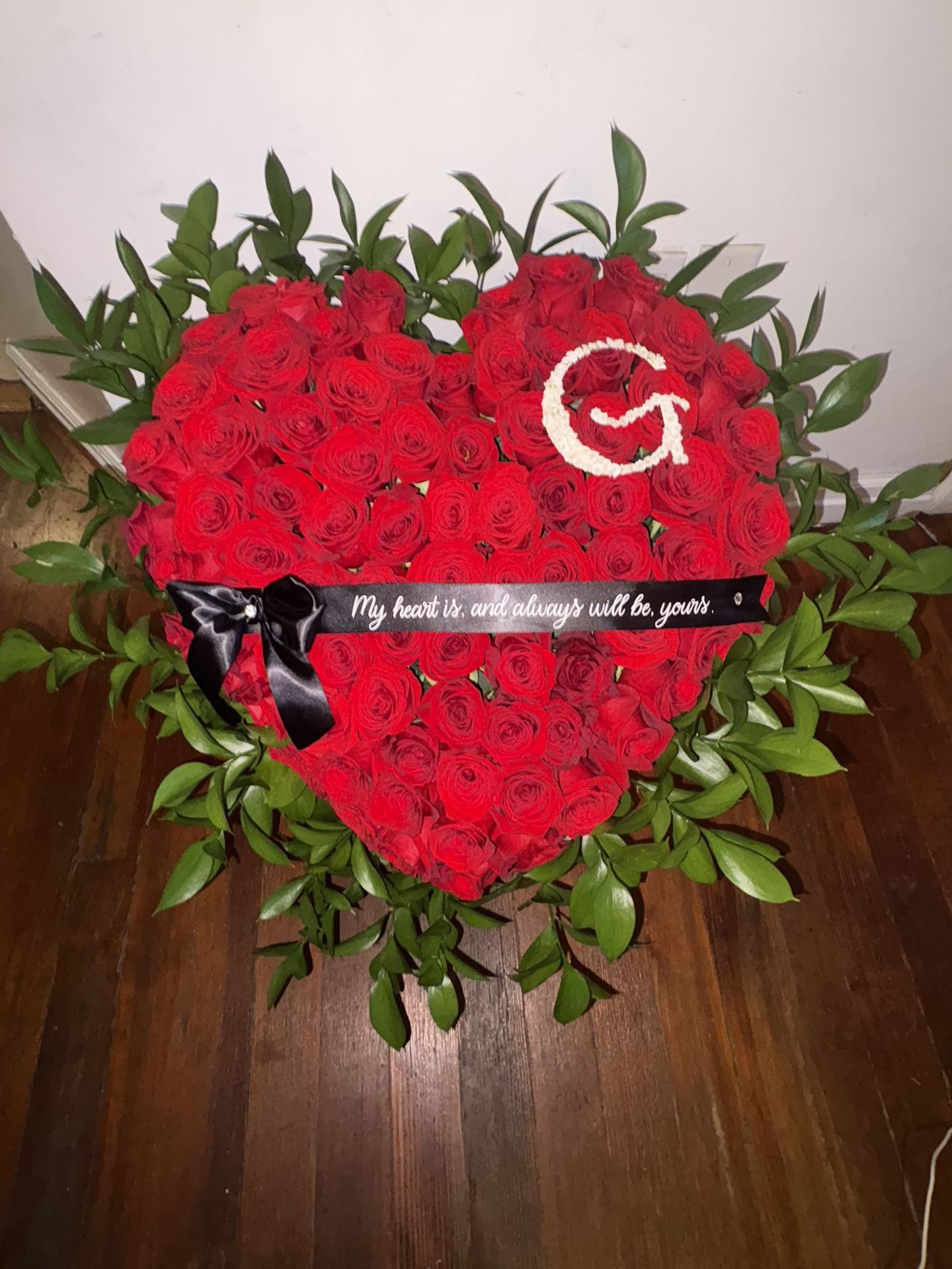 Ramo Buchon Roses Standing Heart Arrangement