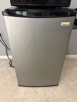 Mini fridge w/ freezer