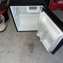 Galanz Mini Fridge 2.7 cu. Ft. 