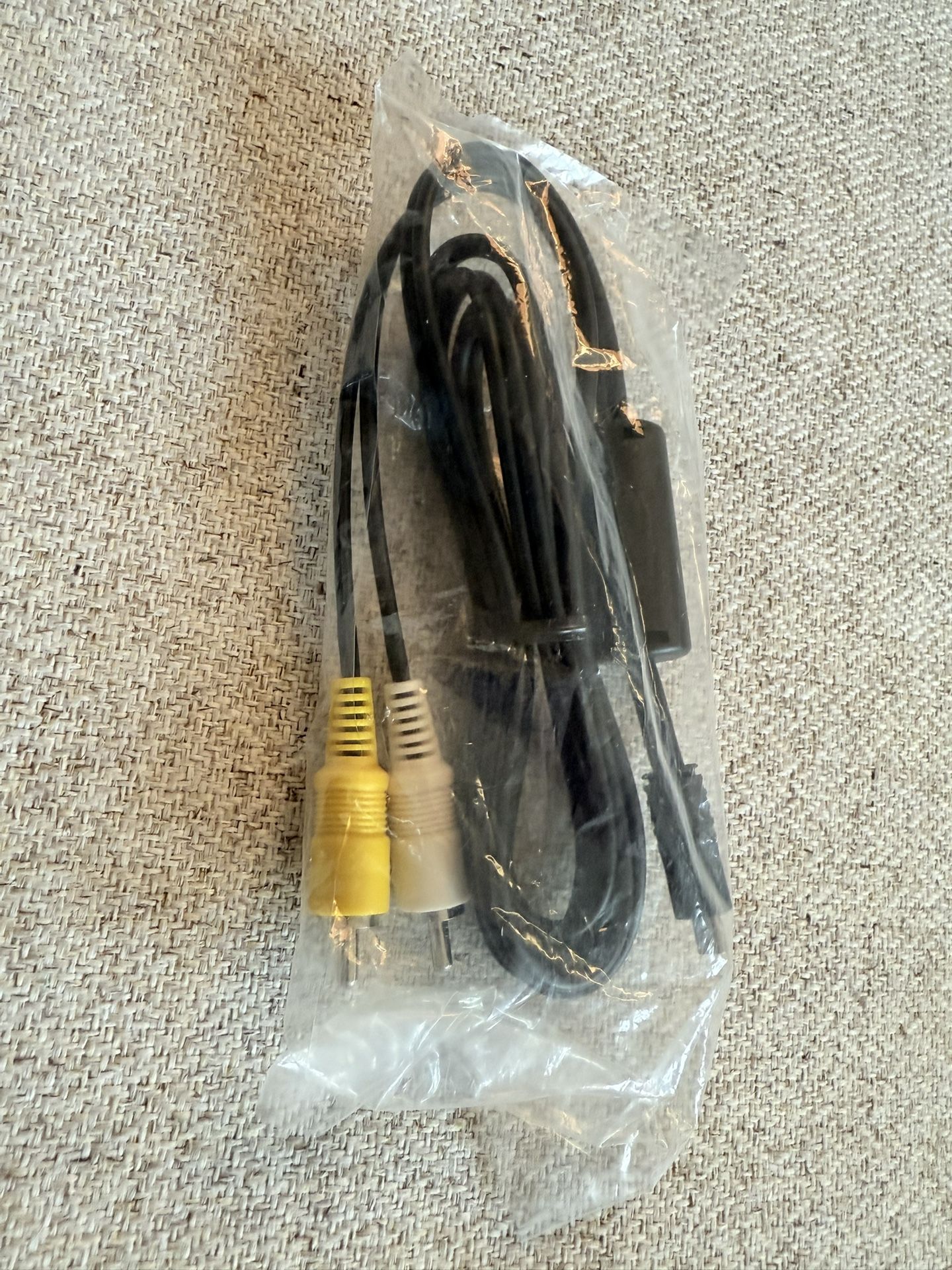 Audio/Video cable, specifically designed for connecting a Nikon Coolpix camera to a television or other display device.Compatible with multiple brands