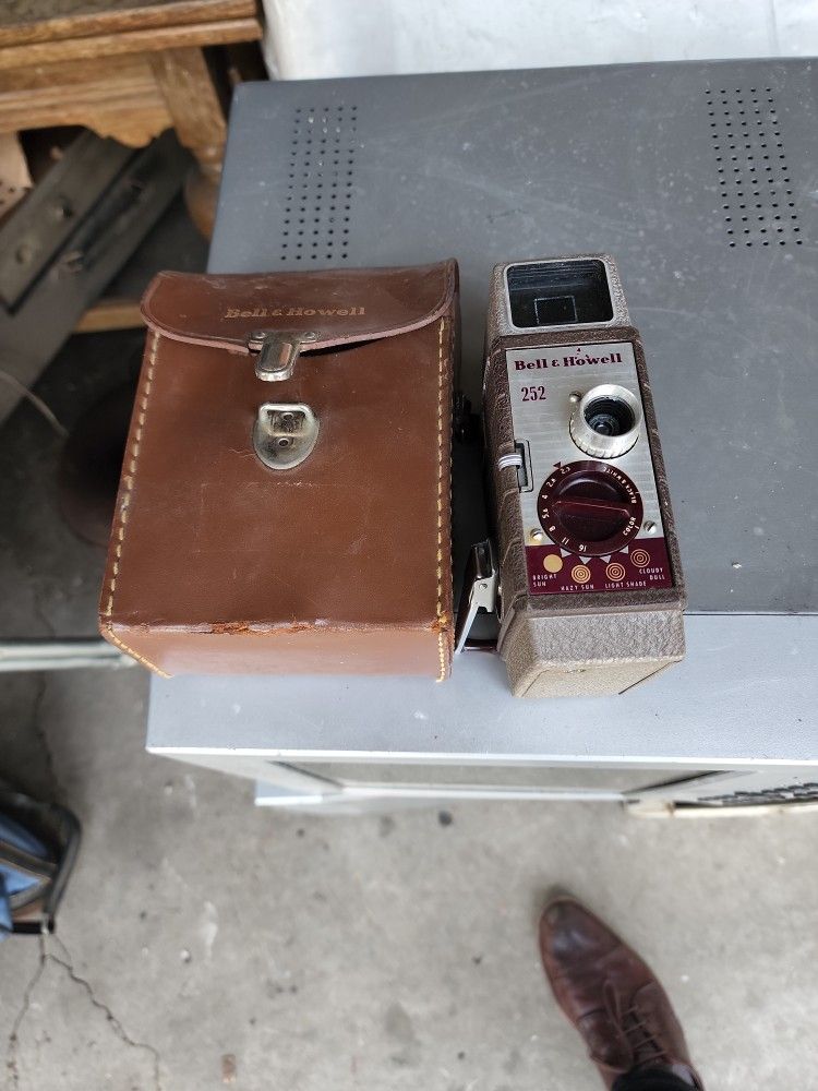 BELL & HOWELL 252Camera