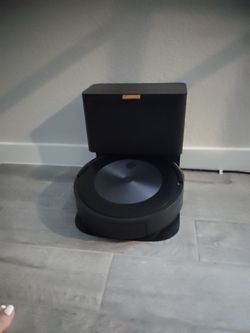 iRobot Roomba Robot Vacuum with Self-Empty Base