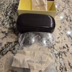 Louis VUITTON  Clockwise Aviator Monogra