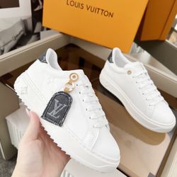 A pair of fashionable and versatile shoes