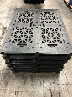 HEAVY DUTY PLASTIC PALLETS 48x40 $25 EACH DELIVERY AVAILABLE $$$