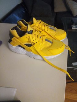 Barely Worn 5.5 Kids Yellow Nike  Hirachi 