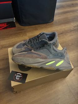 Yeezy 700 Mauve Sz 9.5
