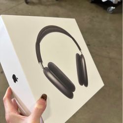  The Apple AirPods Max Wireless Over-Ear Bluetooth Headphones A2096 with Smart Cast are a premium set of headphones designed by Apple.