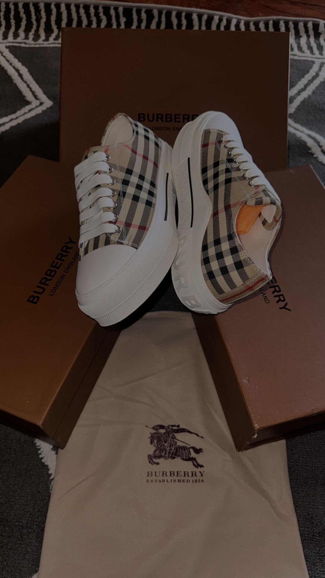 BURBERRY MEN AND WOMEN SHOES