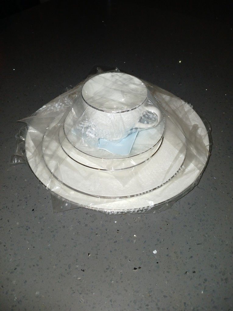 Brand New Wedgewood English Lace Bone China 5 Piece China Set