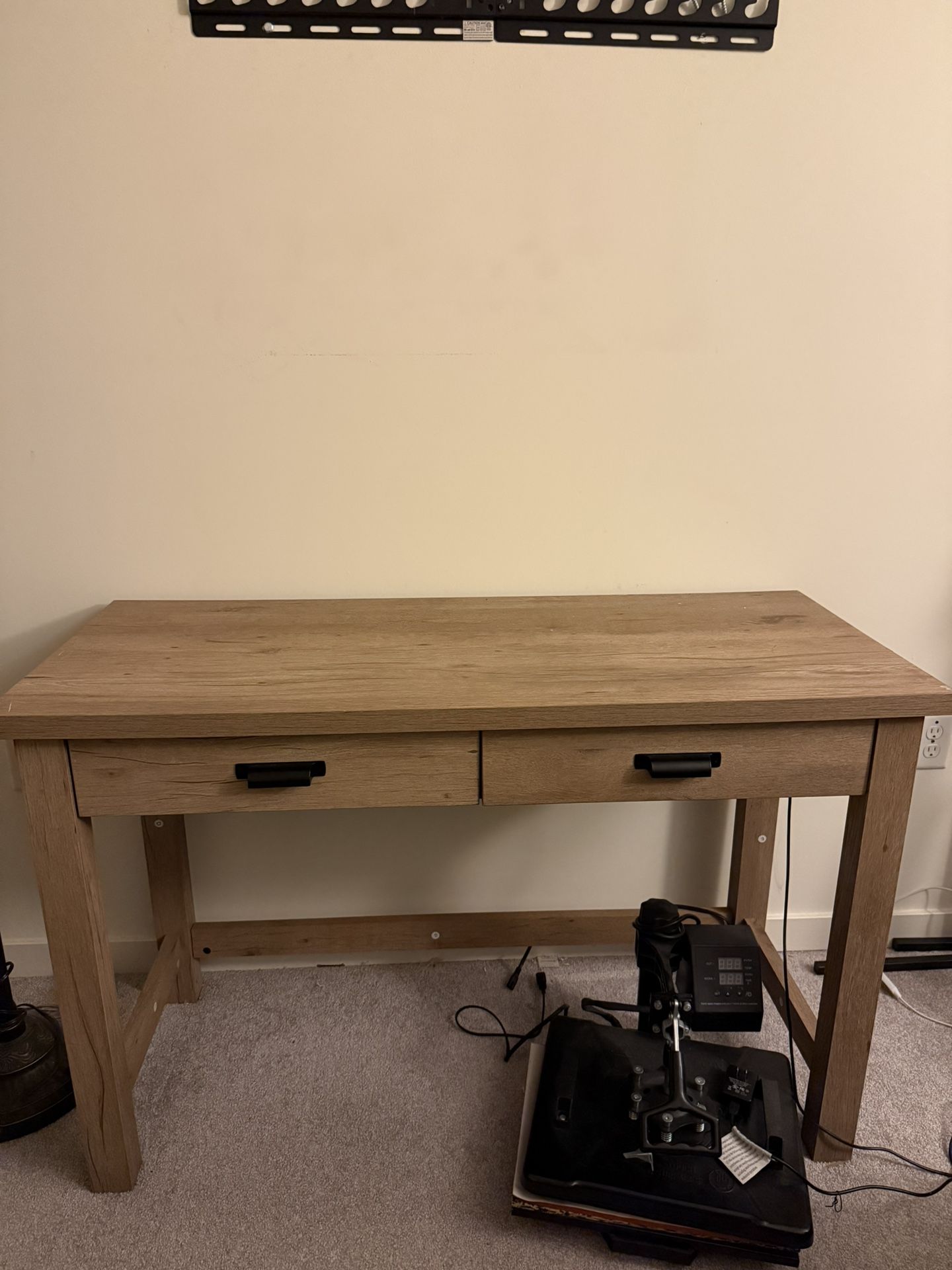 DESK WITH CHARGER PORT