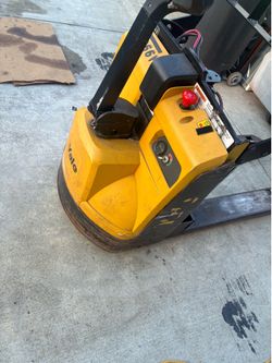 Electric pallet jack