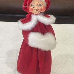 Annalee Christmas Caroller Woman Doll. 9” Tall