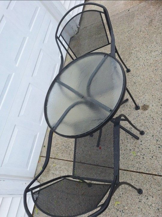 Table + 2 Chairs
