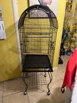 This parrot cage is in good condition