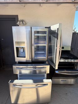 Set de  appliances. Estufa. De gas en buanas condiciones  refrigerador  Samsung. Microondas ge todo funcionando perfectamente