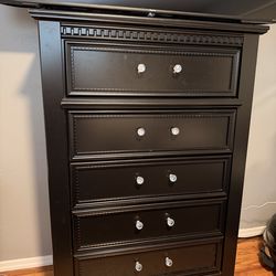 Dresser with five drawers