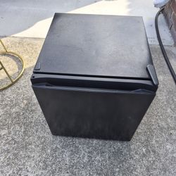 Hisense 1.6 Cu. ft. Single Door Mini Fridge Black