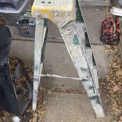 4’ Fiberglass Ladder