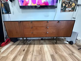 Entertainment center