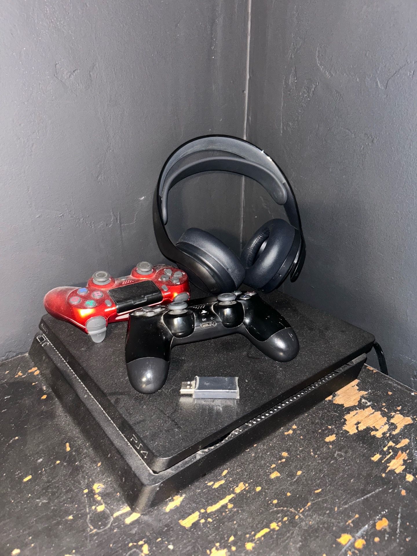 TRADE ONLY NOT FREE() 1tb ps4 slim 2 controllers and pulse headphones