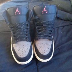 AIR JORDANS MIDSIZE NEW