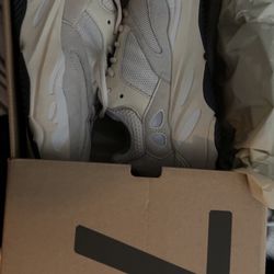 Yeezy 700  9 1/12