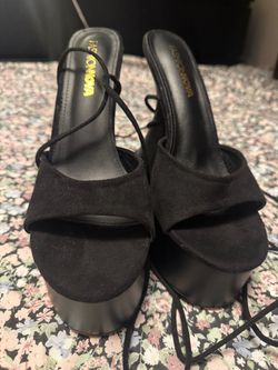 Black platform heels. SIZE 8