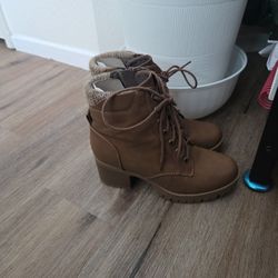 Womans Boots Size 7. 5