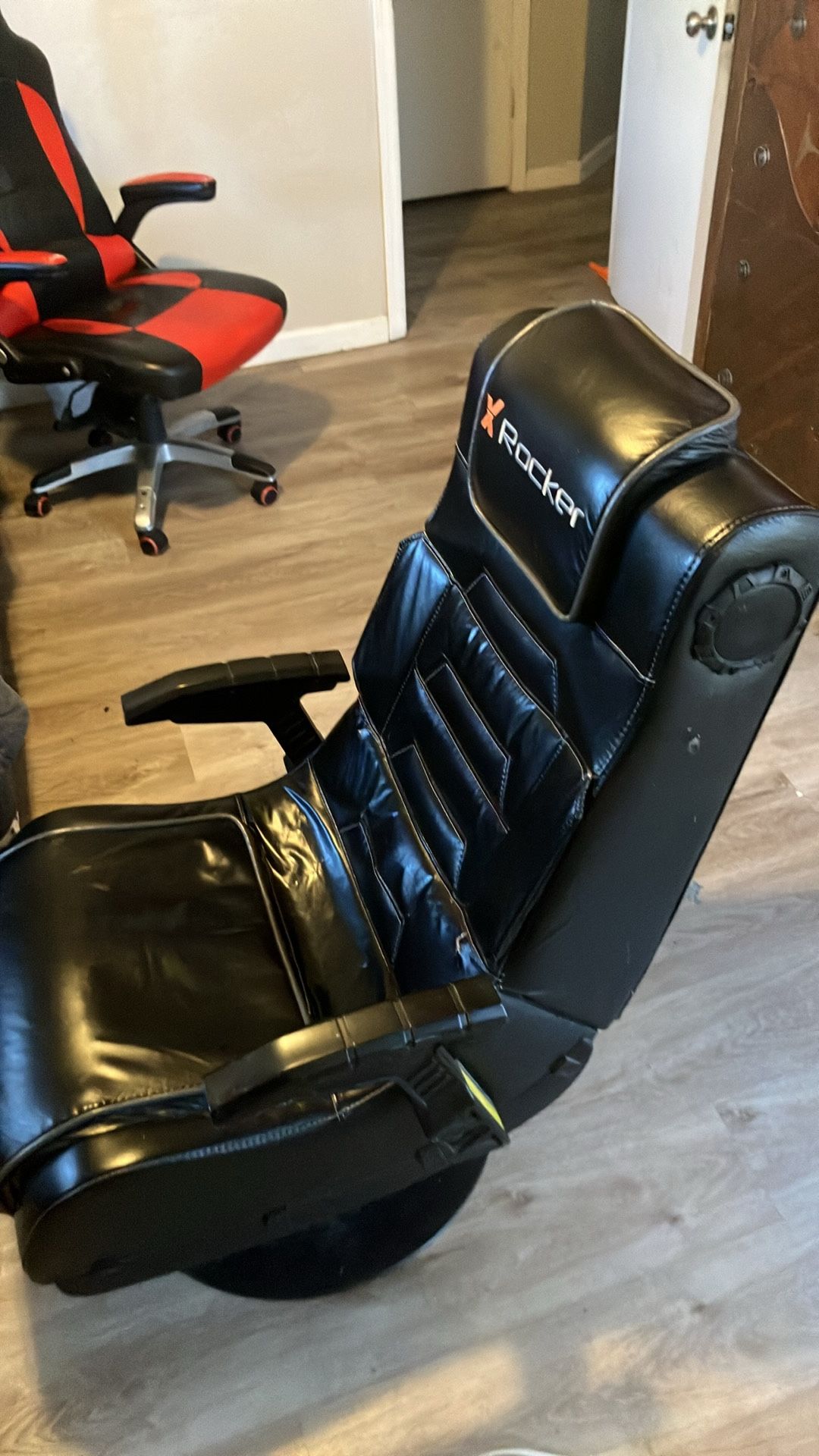 Rocker Gaming Chair With Speakers