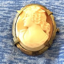 Antique Shell Left Facing Cameo