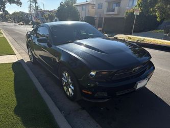 2010 Ford Mustang V6 Automatic — Black 183.500 miles
