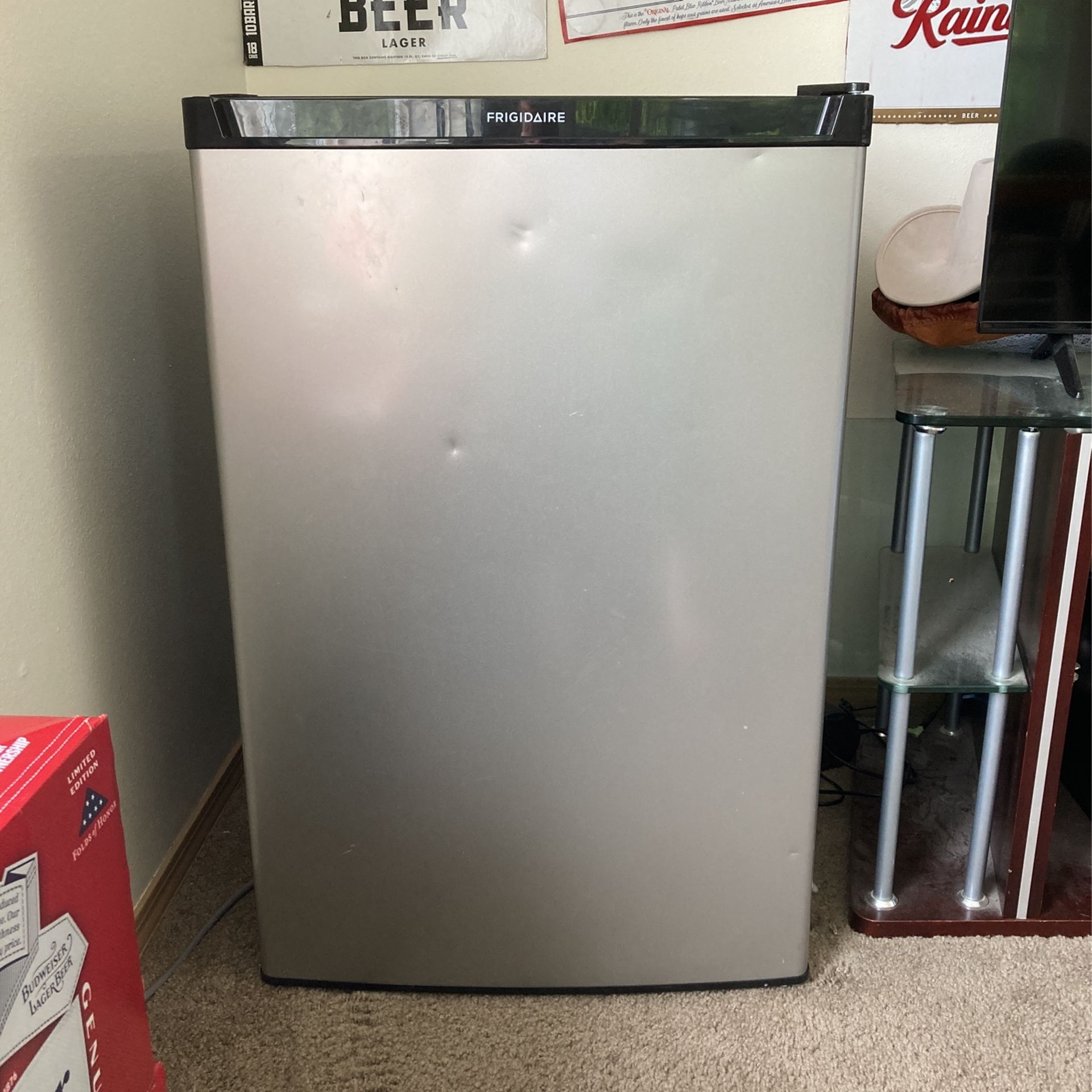 Frigidaire - 4.5 Cu. Ft. Mini Fridge with Top Freezer - Silver