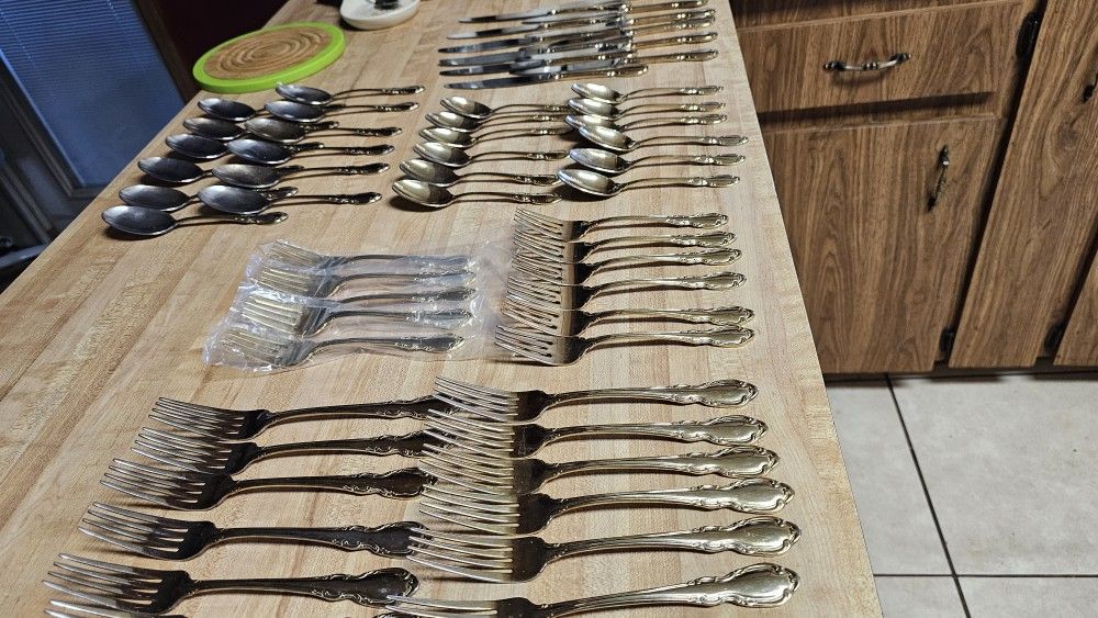 60 Piece Colin Cowie Gold Plated flatware Silverware setting for 12