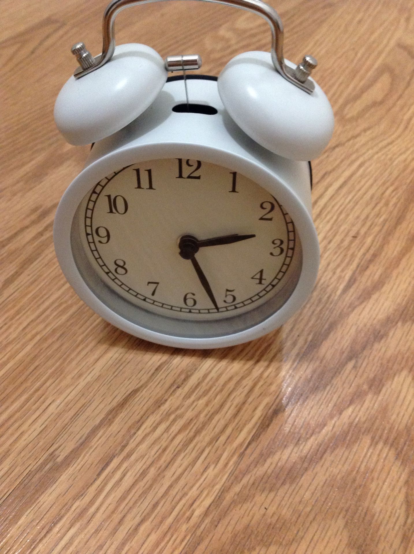 Alarm clock, white Batteries , 2-AA required. ( 5 1/2 ) inches