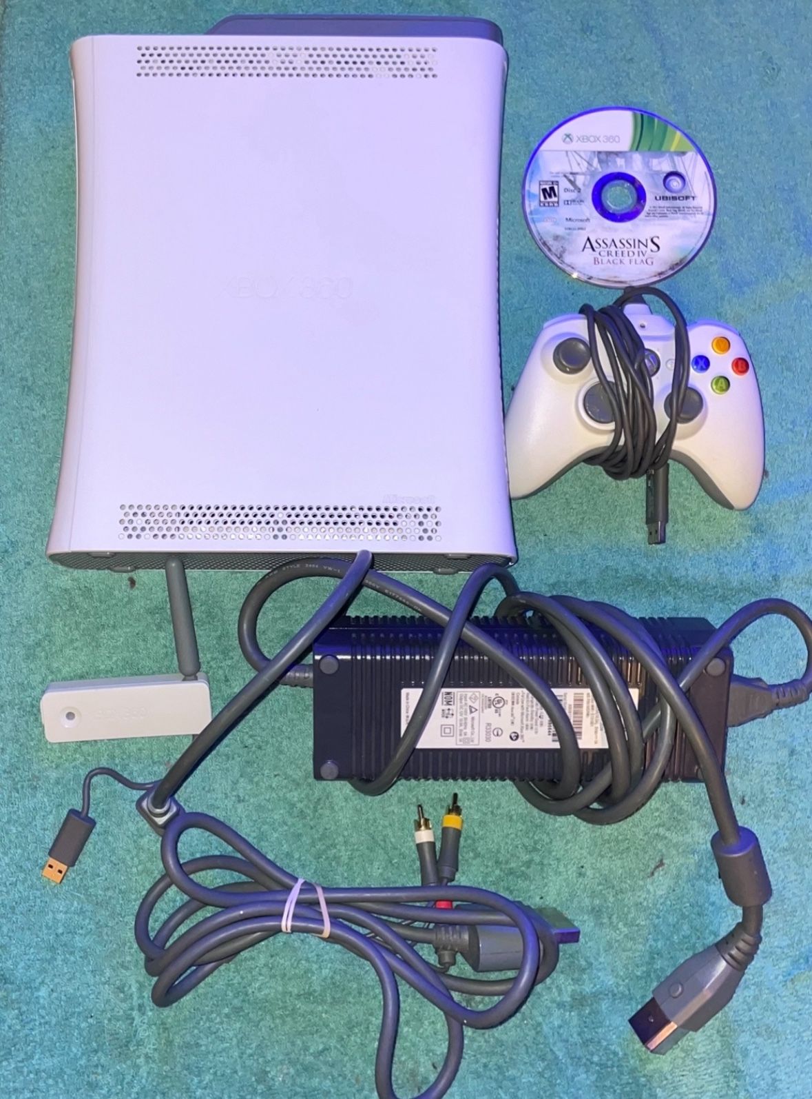XBOX 360 CONSOLE WITH VIDEO GAME & CONTROLLER