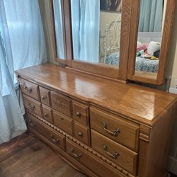 Beautiful bedroom Set Solid Wood 